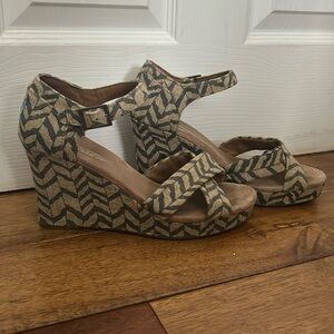 EUC Toms Wedge Sandals